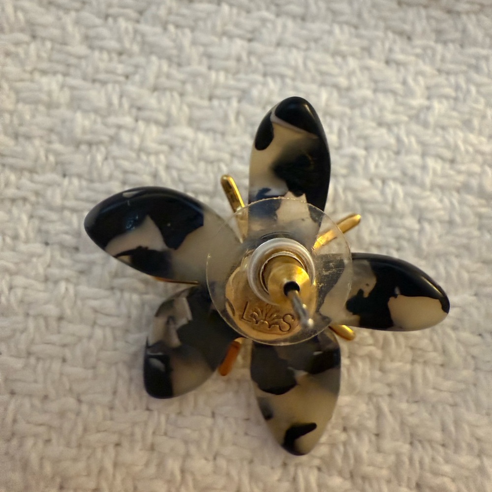 Chic Tortoiseshell Floral Statement Earrings - Gold Tone Detail - Picture 3 of 5